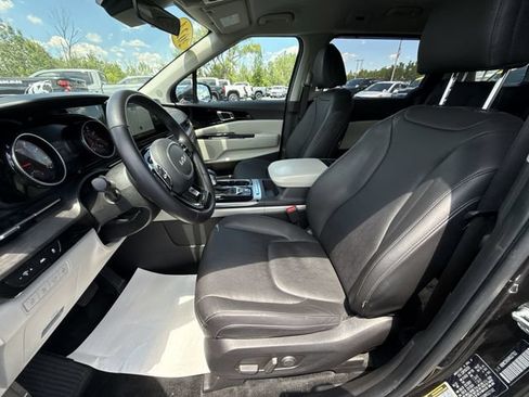 Used 2024 Kia Carnival EX FWD image 19