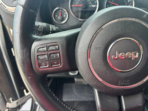 Used 2015 Jeep Wrangler Unlimited Rubicon w/ Connectivity Group AWD/4WD image 11