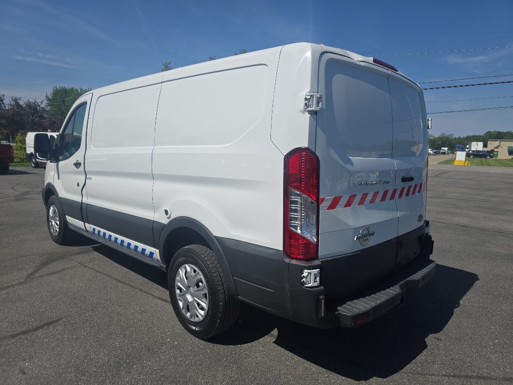 Used 2015 Ford Transit 250 130 Low Roof RWD image 4