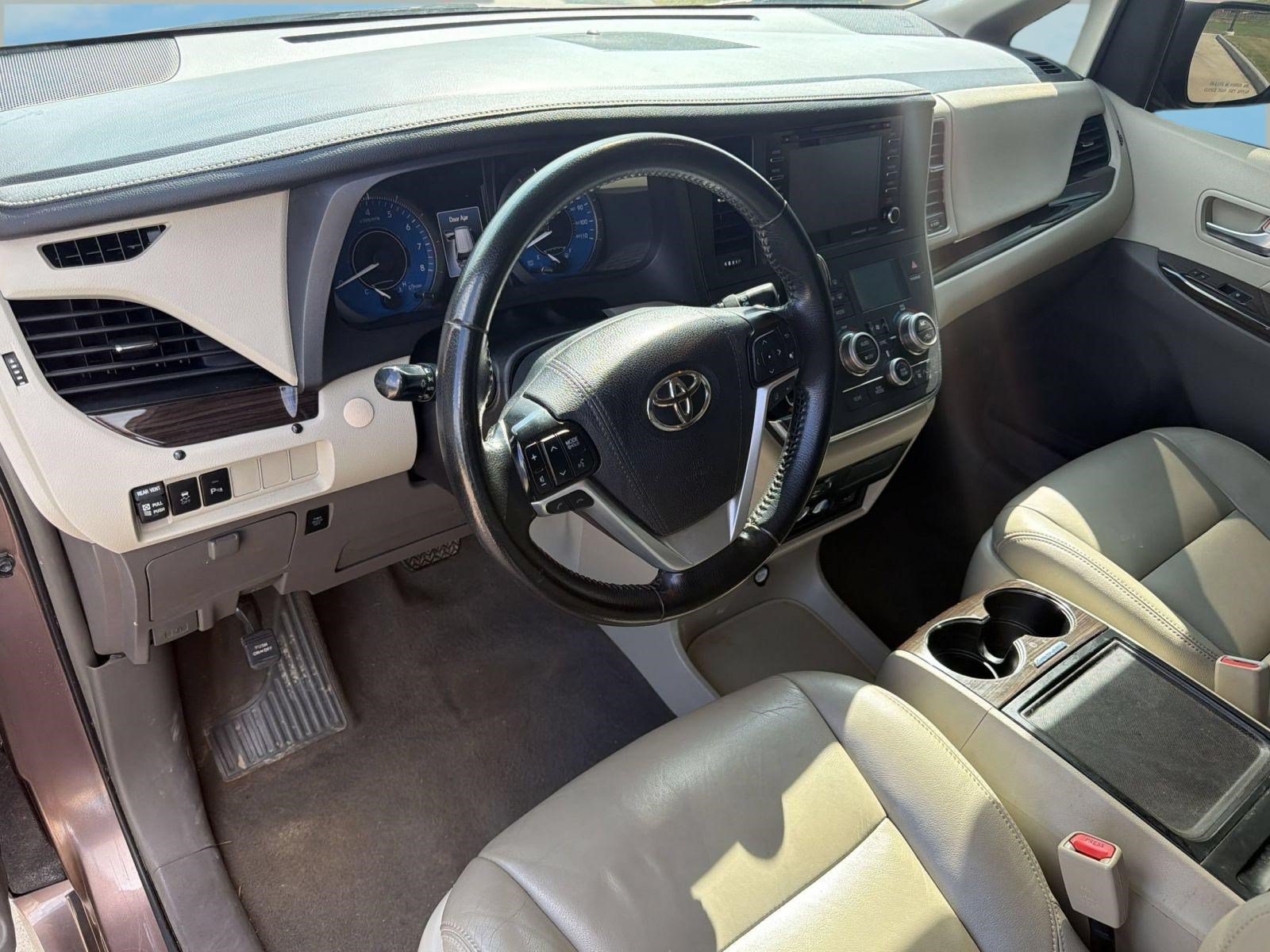 Used 2019 Toyota Sienna XLE Premium FWD image 4