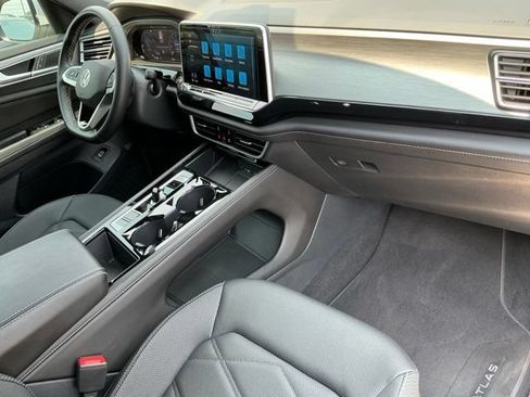 Certified 2024 Volkswagen Atlas Cross Sport SE w/ Panoramic Sunroof Package FWD image 23