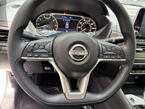 Used 2025 Nissan Altima 2.5 SV FWD image 28