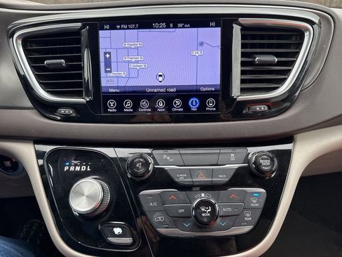 Used 2017 Chrysler Pacifica Touring-L Plus w/ Tire & Wheel Group image 27