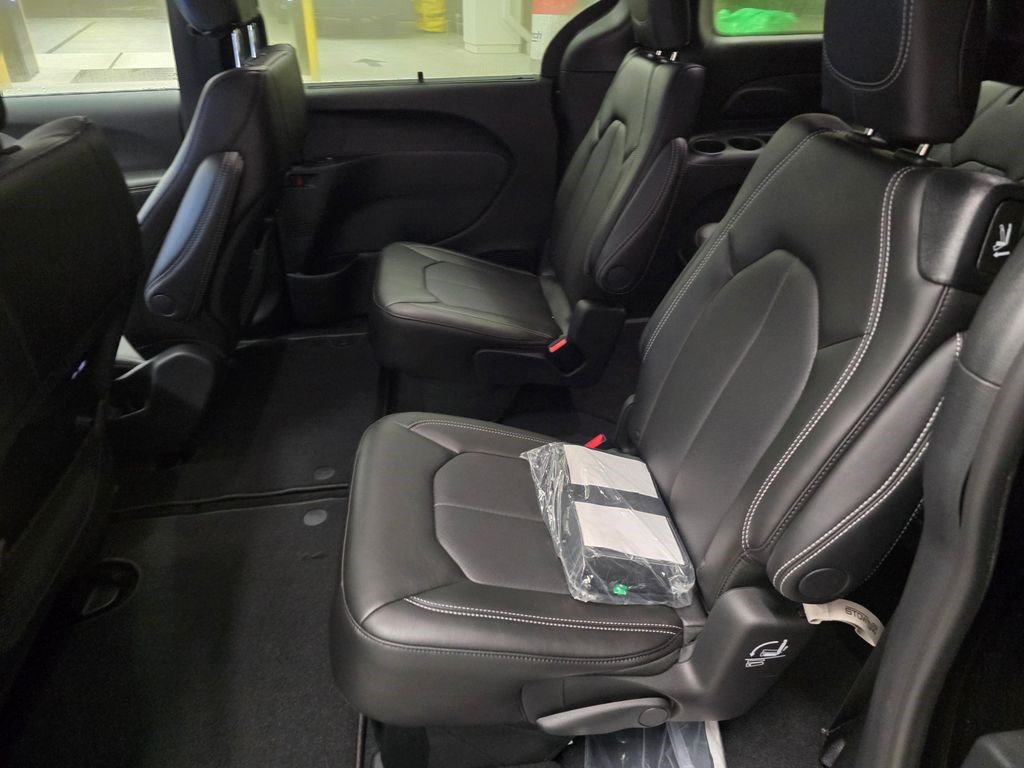New 2027 Chrysler Pacifica Select FWD image 27