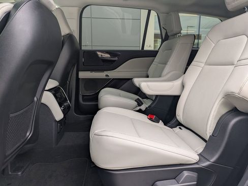 Used 2025 Lincoln Aviator Premiere image 16