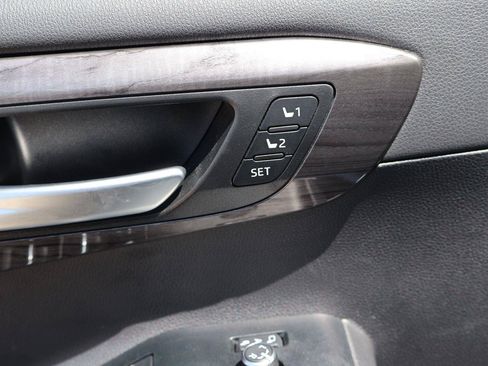 Used 2025 Toyota Highlander Platinum AWD/4WD image 23