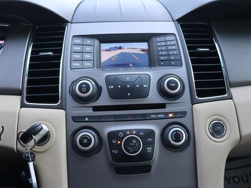 Used 2019 Ford Taurus SE image 30