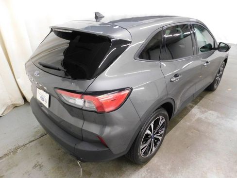 Used 2022 Ford Escape SE w/ SE Sport Appearance Package image 3