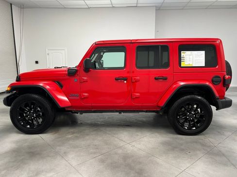 Used 2025 Jeep Wrangler Unlimited Sahara AWD/4WD image 4