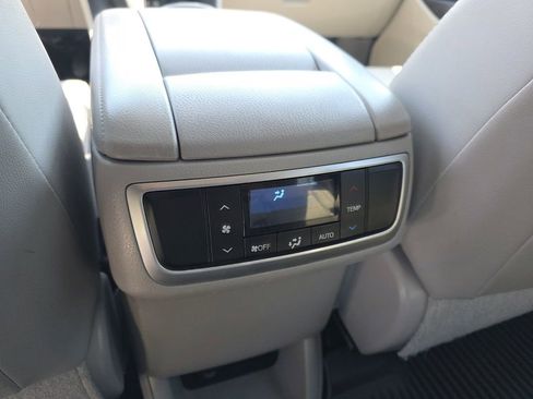 Used 2017 Toyota Highlander XLE AWD/4WD image 21