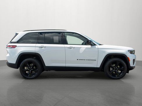 Used 2023 Jeep Grand Cherokee Altitude AWD/4WD image 8