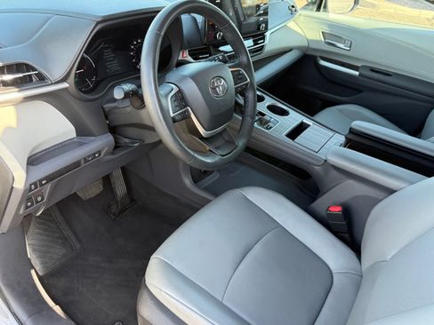 Used 2024 Toyota Sienna XLE FWD image 13