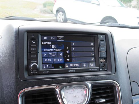 Used 2016 Chrysler Town & Country Touring image 21