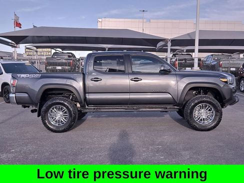 Used 2022 Toyota Tacoma TRD Off-Road image 9
