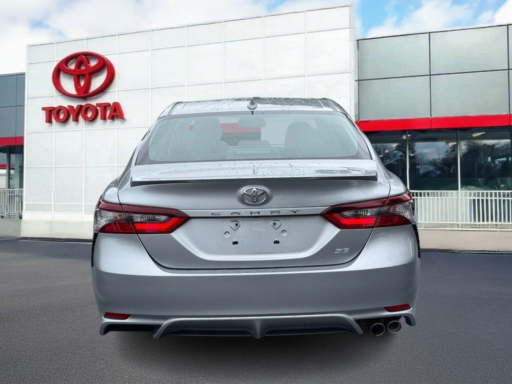 Used 2022 Toyota Camry SE w/ Cold Weather Package FWD image 5
