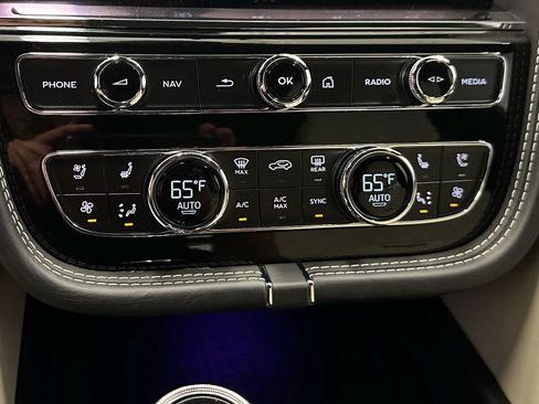Used 2023 Bentley Bentayga AWD/4WD image 31