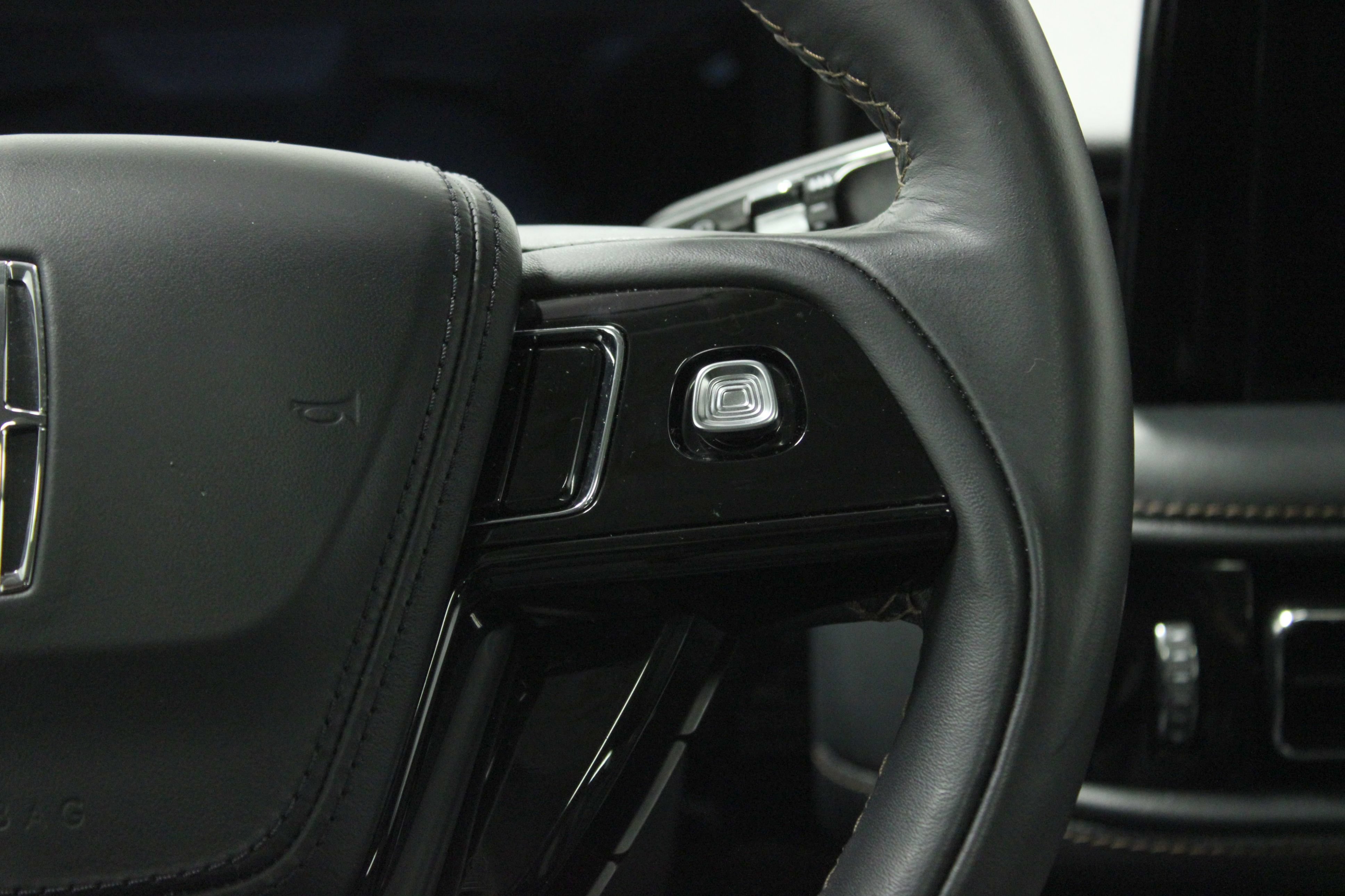 Used 2025 Lincoln Aviator Reserve AWD/4WD image 25