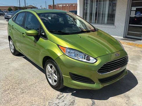 Used 2018 Ford Fiesta SE image 2