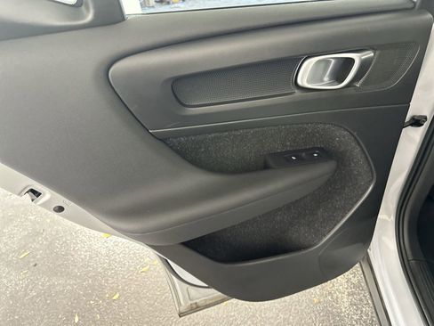 Used 2021 Volvo XC40 T4 Momentum w/ Protection Package Premier image 34