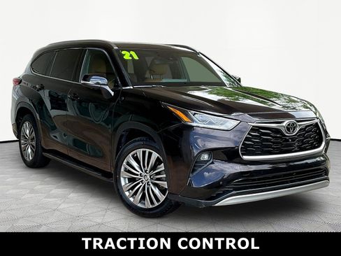 Used 2021 Toyota Highlander Platinum FWD image 3