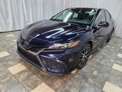 Used 2021 Toyota Camry SE image 2