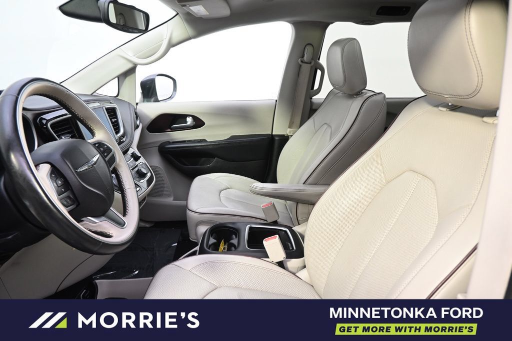 Used 2017 Chrysler Pacifica Limited FWD image 12