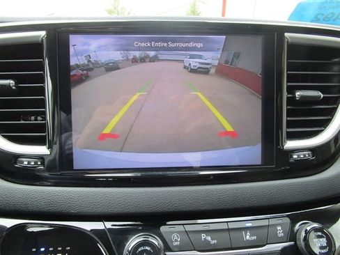 Used 2023 Chrysler Pacifica Touring-L FWD image 27