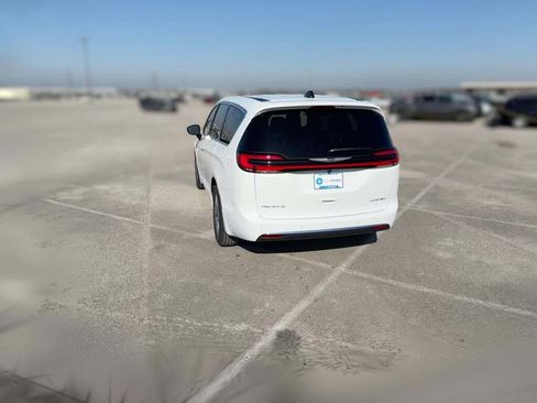 New 2026 Chrysler Pacifica Limited image 9