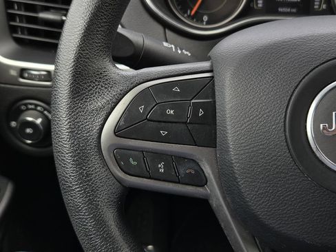 Used 2019 Jeep Cherokee Latitude w/ Popular Appearance Group FWD image 18