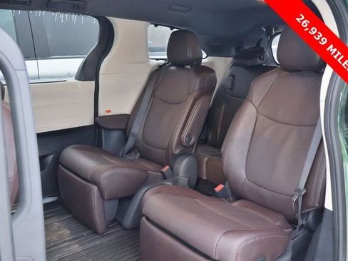 Used 2023 Toyota Sienna Platinum image 9