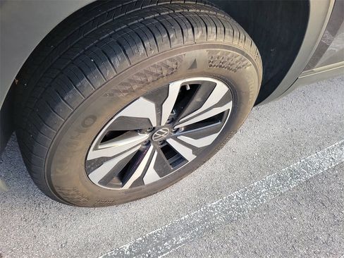 Certified 2024 Volkswagen Atlas SE image 11