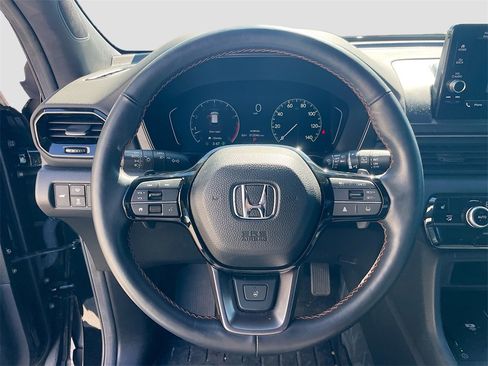 Used 2025 Honda Pilot TrailSport image 13