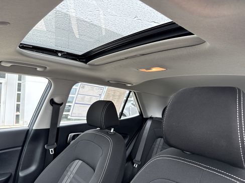 Used 2025 Hyundai Venue SEL FWD image 19