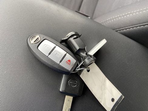 Used 2024 Nissan Frontier SV image 41