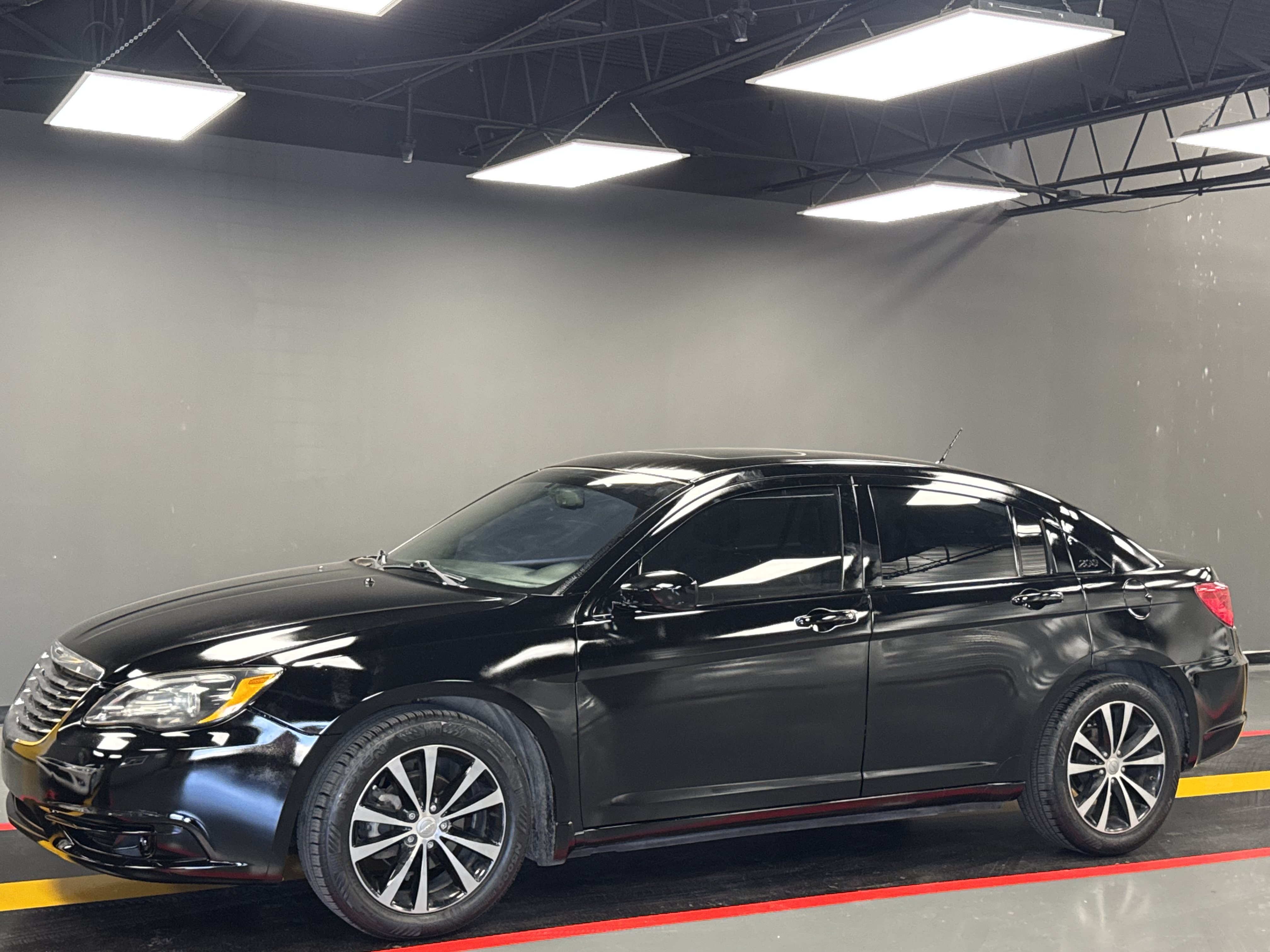 Used 2011 Chrysler 200 S FWD image 1