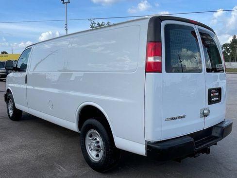 Used 2017 Chevrolet Express 2500 Extended RWD image 4