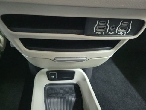 Used 2023 Chrysler Pacifica Touring-L image 27