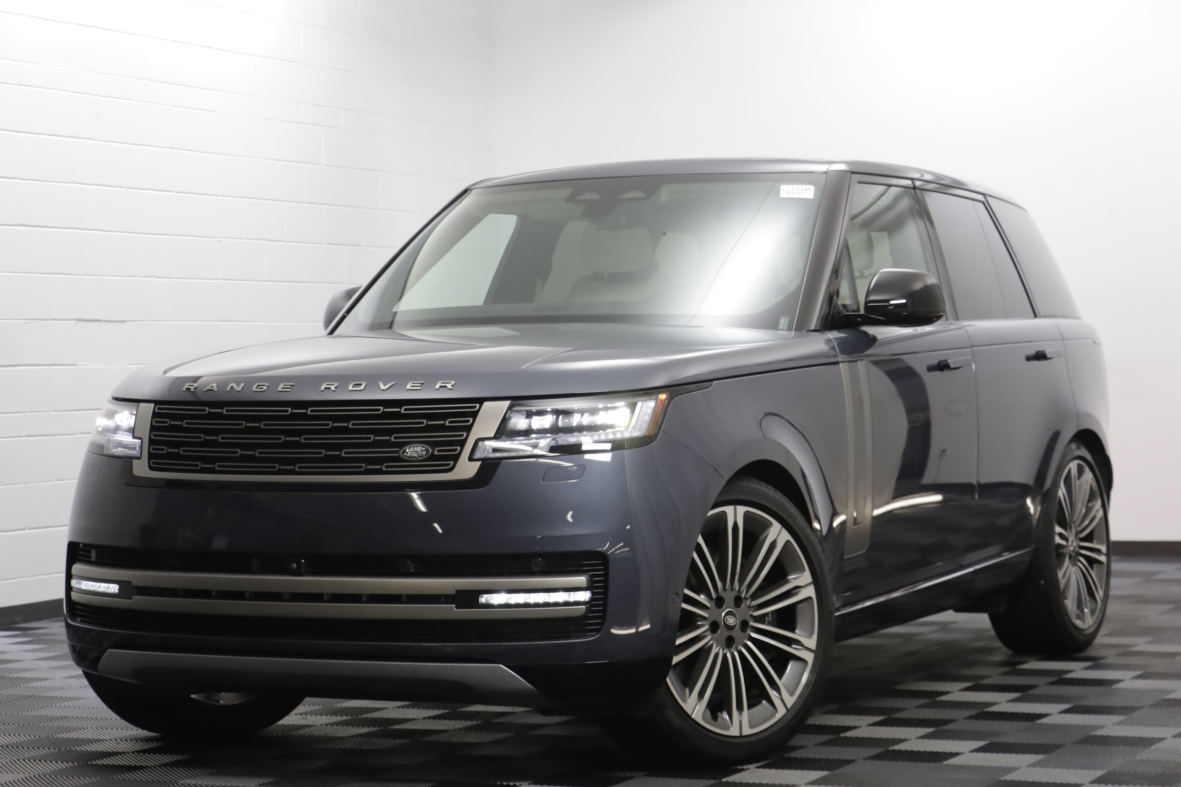 Certified 2025 Land Rover Range Rover SE AWD/4WD image 1