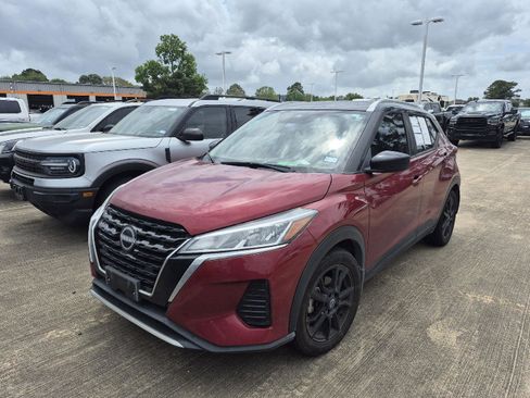 Used 2023 Nissan Kicks SV image 1
