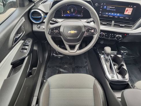 Used 2025 Chevrolet Trax LT FWD image 21