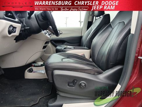 Used 2020 Chrysler Pacifica Touring-L FWD image 12