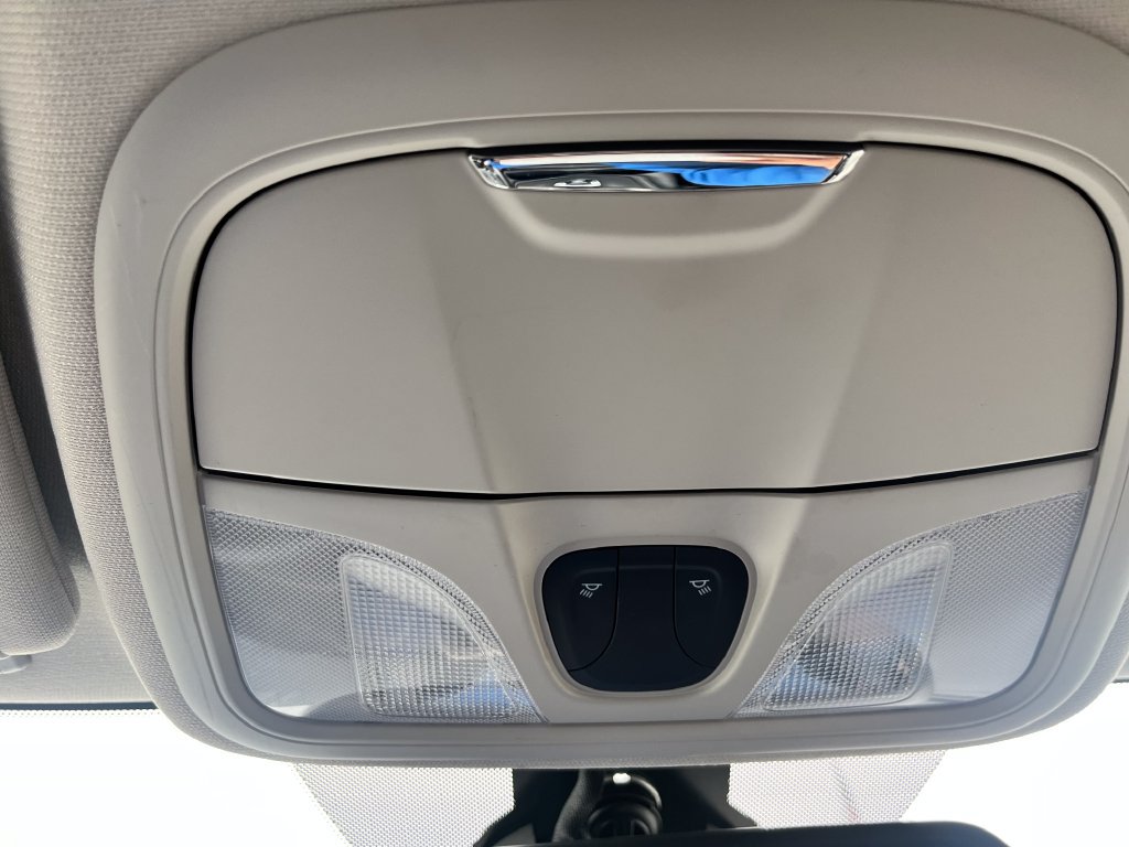 Used 2018 Jeep Cherokee Latitude w/ Safety Group AWD/4WD image 15