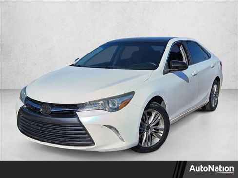 Used 2015 Toyota Camry SE image 1