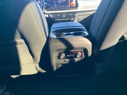 Used 2025 Chevrolet Traverse LT image 34