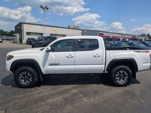 Certified 2023 Toyota Tacoma TRD Off-Road w/ Black Out Package (TMS) AWD/4WD image 3