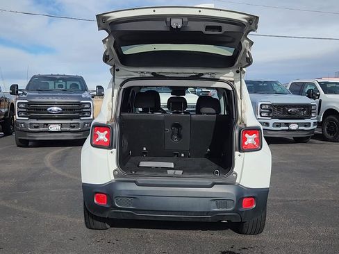 Used 2019 Jeep Renegade Latitude w/ Popular Equipment Group image 18