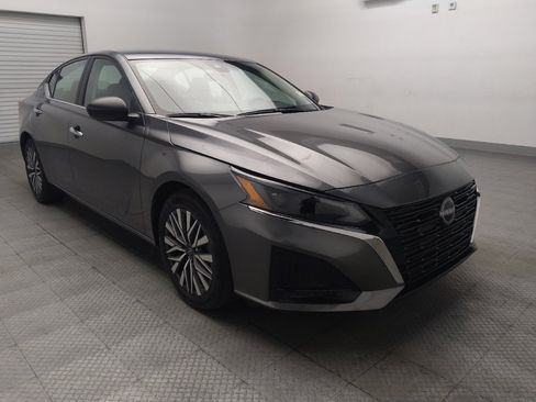 Used 2025 Nissan Altima 2.5 SV FWD image 13