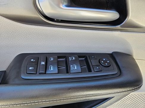 Used 2024 Chrysler Pacifica Touring-L FWD image 21
