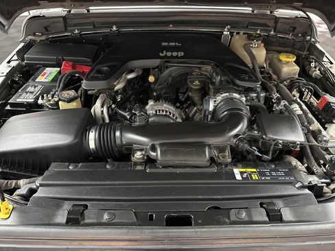 Used 2018 Jeep Wrangler Unlimited Sahara image 35