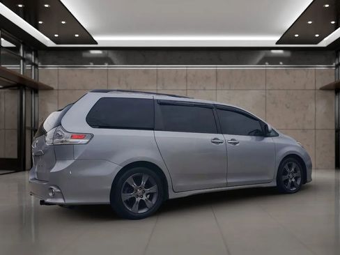 Used 2016 Toyota Sienna SE Premium image 32